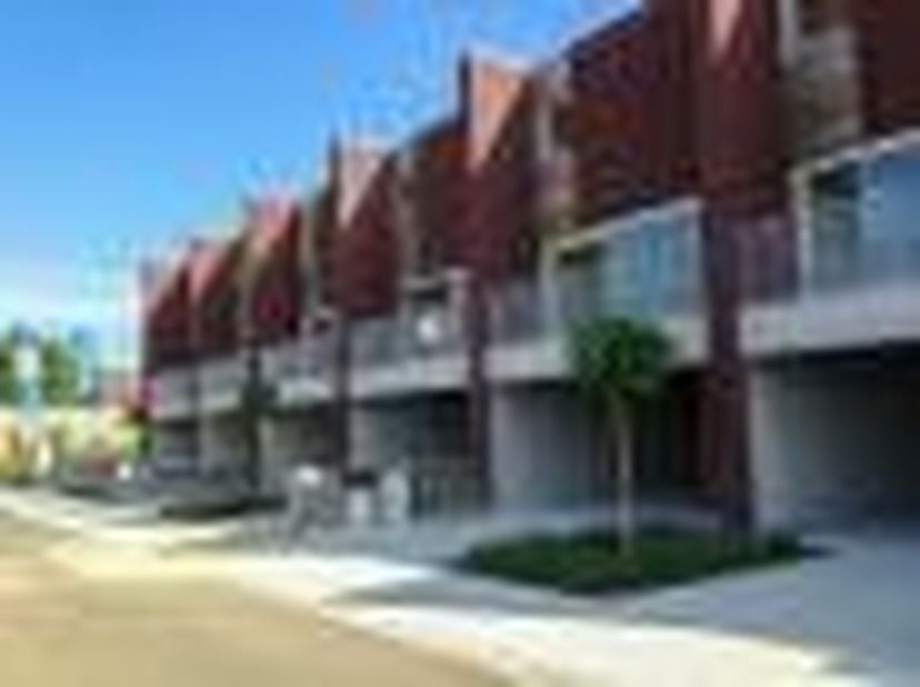 Goed gelegen huis nabij het centrum, station en handelszaken. Zeer rustige omgeving. Huis is voorzien van een open ingerichte keuken, 3 slaapkamers, r
